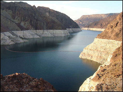 Photo: Decreasing water levels in Lake Mead, Las Vegas, NV