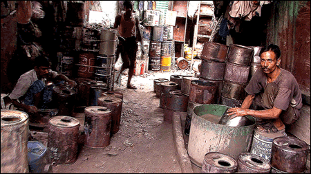 Photo: Workers in the informal economy that thrives within Dharavi