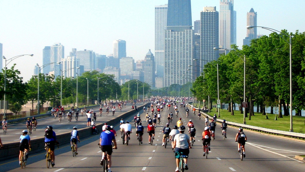 Chicago's Bicyclists Get Protection With Innovative New Lanes ... - Chicago Bike The Drive Crop 0