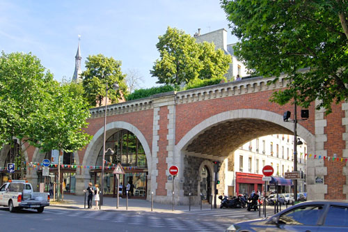 picture of viaduct des arts and promenade plantee from street level