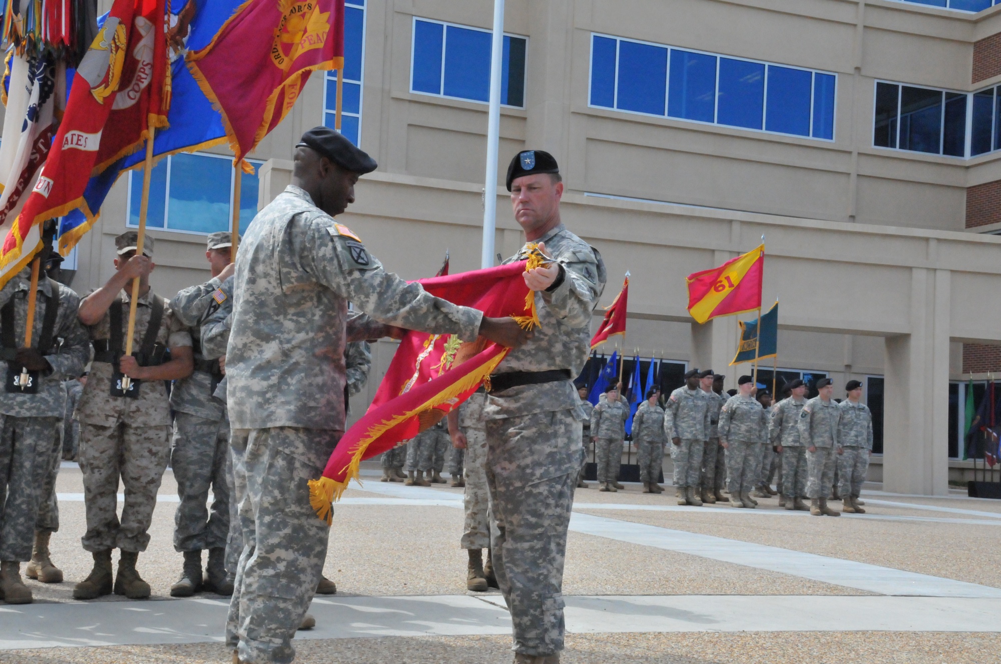 https://upload.wikimedia.org/wikipedia/commons/7/70/US_Army_51005_Ordnance_Colors_Uncased_at_Fort_Lee.jpg