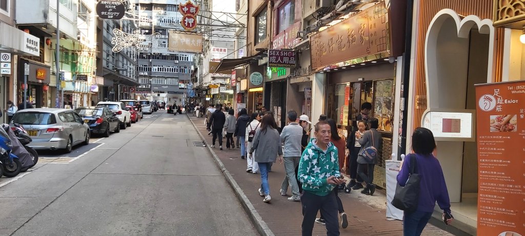 Crowded Hong Kong sidewalks