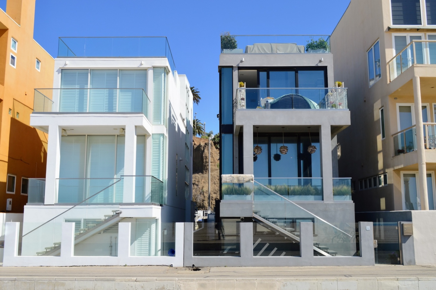 Houses and estates at the beach-side of Santa Monica City, CA.