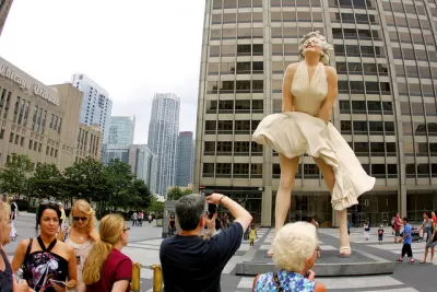 Marilyn Monroe Statue