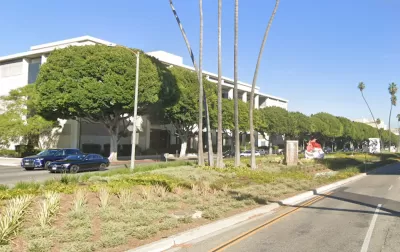 Google street view of wide grassy median in Beverly Hills, California.