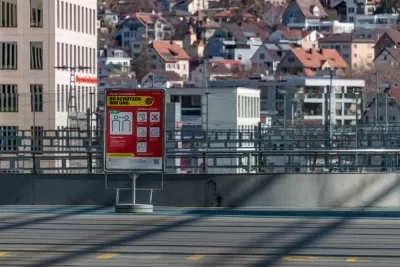 A sin on a street in Chur, Switzerland lists public health precautions.