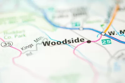 A map showing the location of Woodside, California and its surrounding roads.