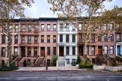 ROw of historic New York City brownstone homes