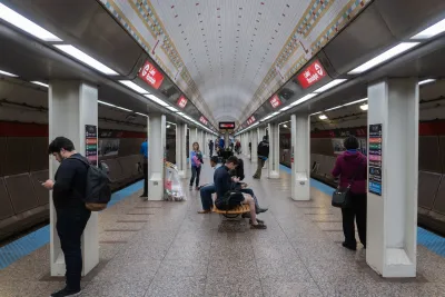 People waiting on Chicago subway station platform.
