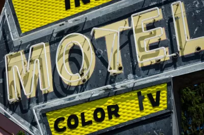 Yellow and black motel sign