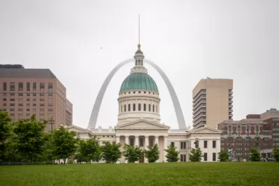 Saint Louis gateway arch and Kiener Park