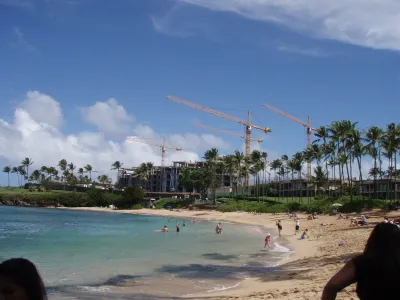 White sand beach in Maui, Hawaii on sunny day.