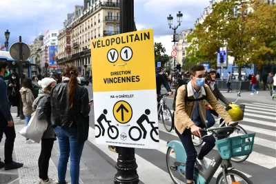 People on bikes on crowded Rue de Rivoli in Paris in 2020