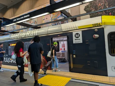 People entering Los Angeles Emtro subway train.