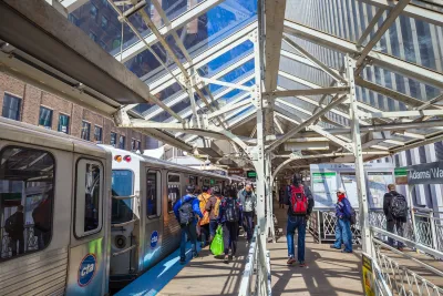 Crowd entering and exiting a train at an outdoor station in Chicago, Illinois.