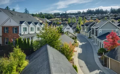 Curvy street lined with houses in Issaquah Highlands outside Seattle, Washington