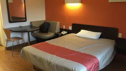 Motel 6 hotel room in Braintree, Massachusetts in 2015
