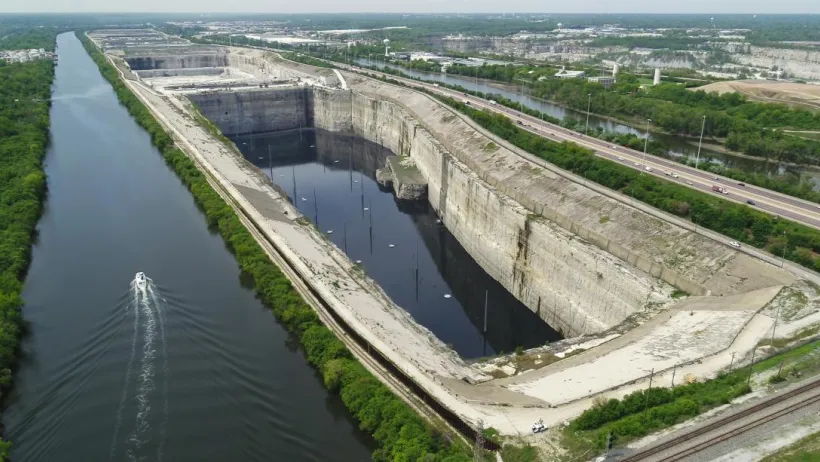 McCook Reservoir is located between the Chicago Sanitary and Ship Canal (left) and the Des Plaines River (right).