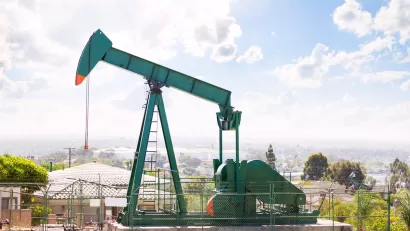 Green oil well in California neighborhood.