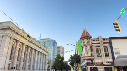 Intersection in downtown Sacramento, California with neoclassical building with columns on left.
