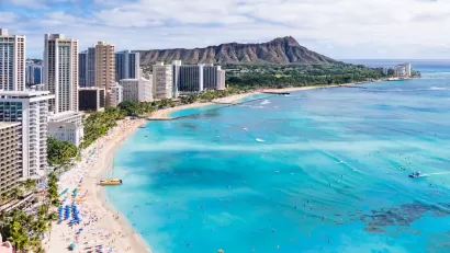Aerial view of Waikiki Beach with hotels and mountains in Honolulu, Hawaii.