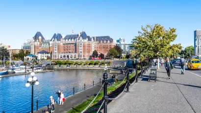 Cityscape with government building in Victoria, British Columbia.