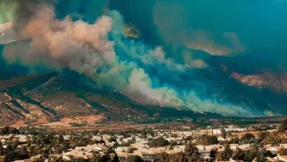 Wildfire threatening hillside homes in Yucaipa, California