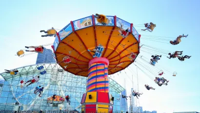 Large spinning swing ride at Chicago's Navy Pier.