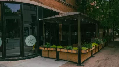 Outdoor dining patio built next to a restaurant in Chicago