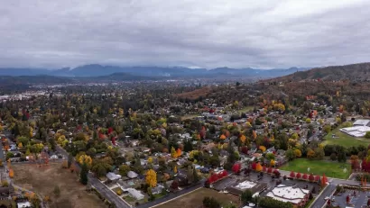 Aerial view of Grants Pass, Oregon on cloudy day.