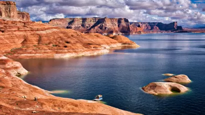 Rock formation along Lake Powell with hosueboat