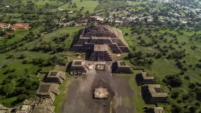 An aerial view of Teotihuacán, with the modern settlement of San Juan Teotihuacán in the background.