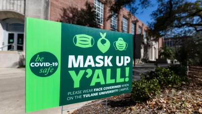 An image of a sign asking people to wear masks during the Covid-19 pandemic.
