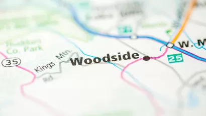 A map showing the location of Woodside, California and its surrounding roads.