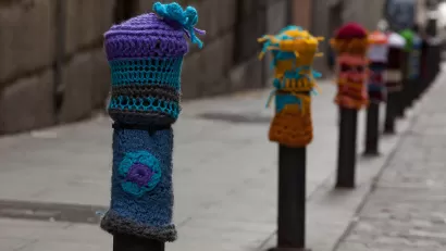 Yarn Bombing Bolardos by Teje La Araña 2