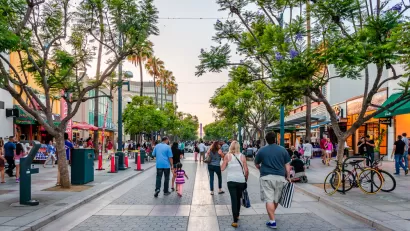 Pedestrianized shopping street in Santa Monica, California