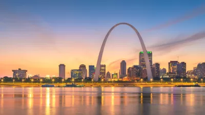 Sunset view of Gateway Arch and downtown St. Louis, Missouri
