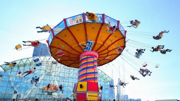 Large spinning swing ride at Chicago's Navy Pier.