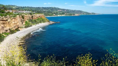 Aerial view of steep cliffs and large homes in Rancho Palos Verdes, California on Pacific Ocean.