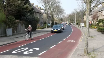 Advisory bike lane in The Netherlands with bike rider and cars in center lane
