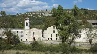 photo of abandoned buildings in Broves, France