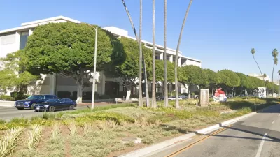 Google street view of wide grassy median in Beverly Hills, California.