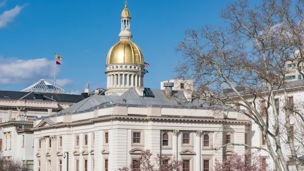 Gold-domed New Jersey state capitol building.