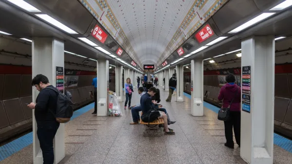 People waiting on Chicago subway station platform.