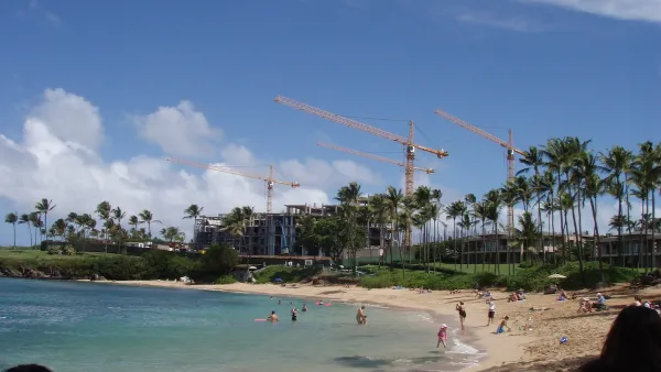 White sand beach in Maui, Hawaii on sunny day.