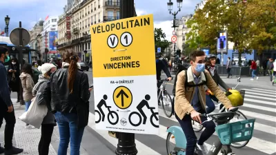 People on bikes on crowded Rue de Rivoli in Paris in 2020