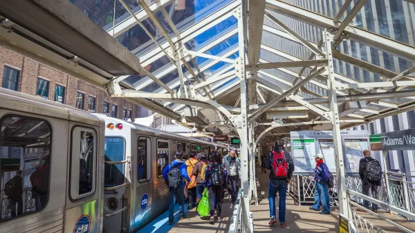 Crowd entering and exiting a train at an outdoor station in Chicago, Illinois.