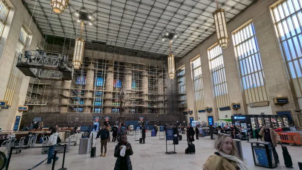 Spacious hall full of people in William H. Gray 30th Street Station in Philadelphia, Pennsylvania.
